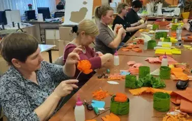 Kreatywnie, wesoło i kolorowo &ndash; warsztaty &bdquo;R&oacute;że z bibuły&rdquo; 3