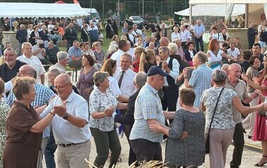 Uczestnicy dożynek bawiący się do piosenek granych przez kapelę "Od Połańca"