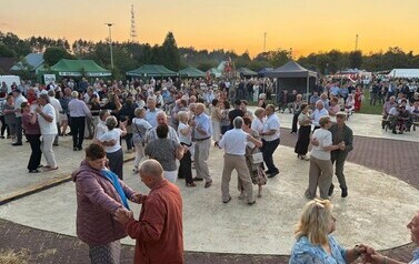 Uczestnicy dożynek bawiący się do piosenek granych przez kapelę "Od Połańca"
