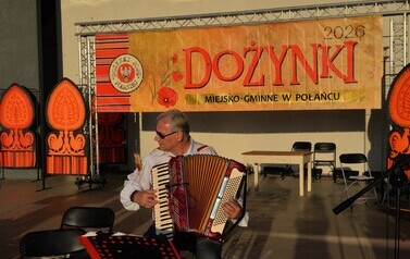 Biesiada folkowa z kapelą "Od Połańca" - perkusista na scenie.