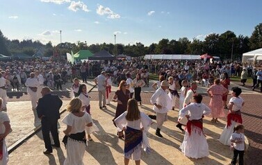Uczestnicy dożynek bawiący się do piosenek granych przez kapelę "Od Połańca"