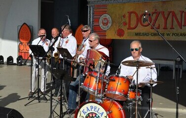 Orkiestra "Od Połańca" na scenie.