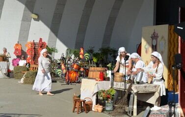 Aktorzy podczas przedstawienia &bdquo;Misterium Żniwnego&rdquo; na scenie.
