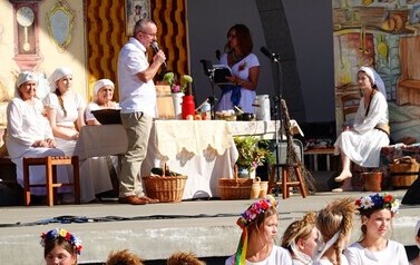 Aktorzy podczas przedstawienia &bdquo;Misterium Żniwnego&rdquo; na scenie.
