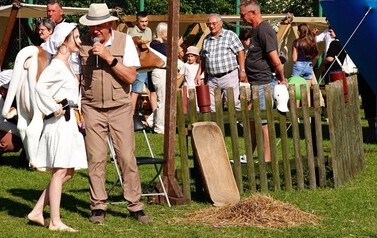 Aktorzy podczas przedstawienia &bdquo;Misterium Żniwnego&rdquo; pod sceną