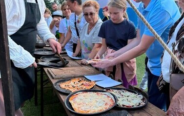 Dzieci uczestniczące w warsztatach - robienie pizzy