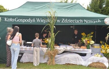 Stoisko koła gospodyń wiejskich w Zdzieciach nowych.
