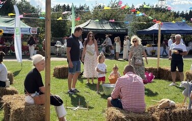 Dzieci korzystające ze strefy zabaw