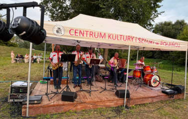 Kapela "Od Połańca" na scenie podczas występu