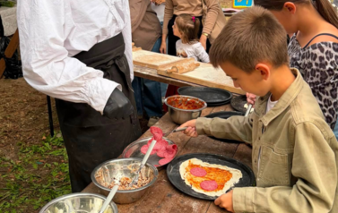 Dzieci uczestniczące w warsztatach - robienie pizzy