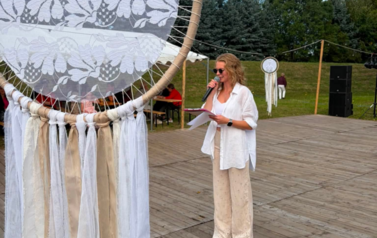 Konferansjerka prowadząca wydarzenie na scenie, w tle łapacz wspomnień