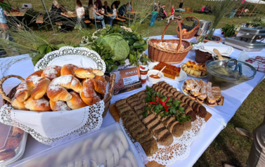 St&oacute;ł zastawiony potrawami