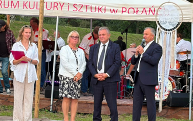 Burmistrz przemawiający podczas wydarzenia