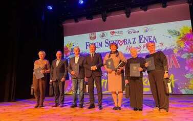 Grupa 7 os&oacute;b pozujących do zdjęcia. 6 os&oacute;b trzyma dyplomy i zestaw do gry w bule 