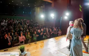 Spektakl komediowy "Wesoły wdowiec" w wykonaniu Teatru TeTaTeT
