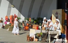 Aktorzy podczas przedstawienia &bdquo;Misterium Żniwnego&rdquo; na scenie.