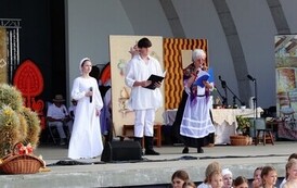 Aktorzy podczas przedstawienia &bdquo;Misterium Żniwnego&rdquo; na scenie.