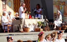 Aktorzy podczas przedstawienia &bdquo;Misterium Żniwnego&rdquo; na scenie.