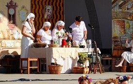 Aktorzy podczas przedstawienia &bdquo;Misterium Żniwnego&rdquo; na scenie.