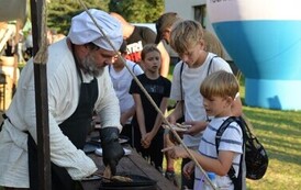 Dzieci uczestniczące w warsztatach - robienie pizzy