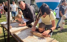 Dzieci wraz z rodzicami uczestniczący w warsztatach - robienie pizzy