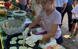 Dzieci uczestniczące w warsztatach KGW - robienie podpłomyk&oacute;w