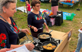 Dwie panie podające potrawy