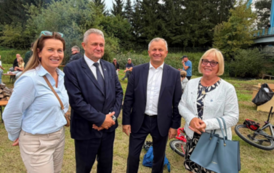 Cztery osoby pozujące do zdjęcia