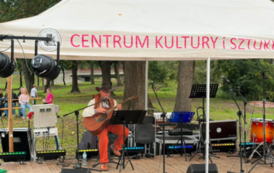 Otwarta scena dla artyst&oacute;w - występ śpiewającego pana z gitarą