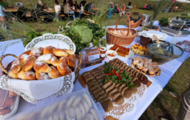 St&oacute;ł zastawiony potrawami