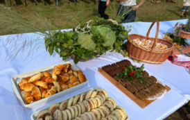 St&oacute;ł zastawiony potrawami