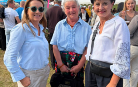 Trzy osoby pozujące do zdjęcia