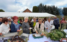 Uczestnicy wydarzenia w kolejce po placki