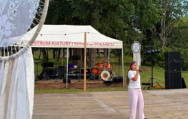 Otwarta scena dla artyst&oacute;w - występ dziewczynki na scenie