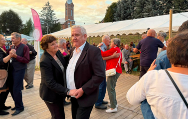 Uczestnicy wydarzenia tańczą do muzyki