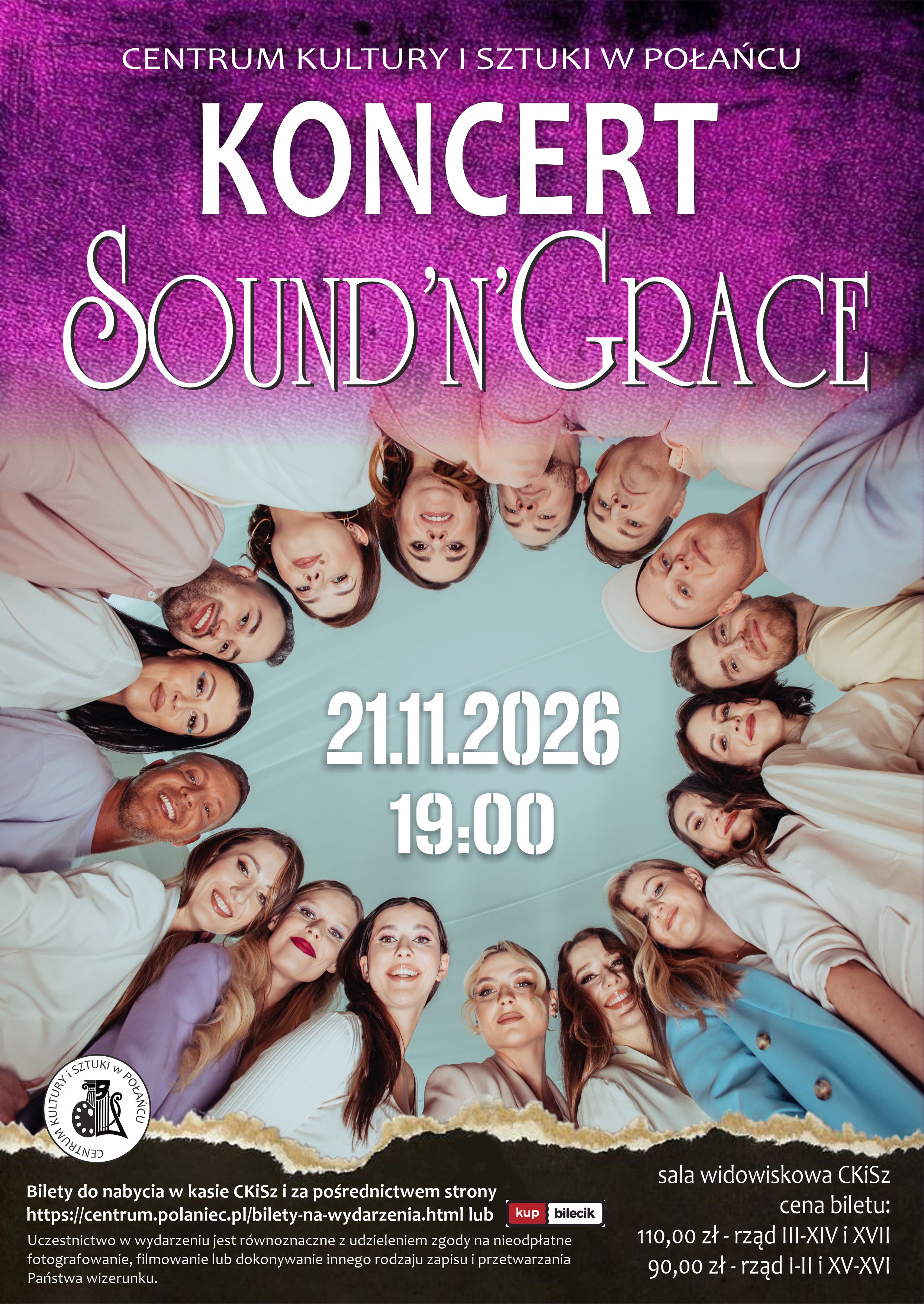 Plakat promujący koncert Sound'n'grace. Na g&oacute;rze r&oacute;żowy napis - nazwa zespołu. Poniżej ludzie -członkowie zespołu - ustawieni w&nbsp;kręgu patrzący w&nbsp;doł w&nbsp;obiektyw. Na dole data i&nbsp;godzina wydarzenia