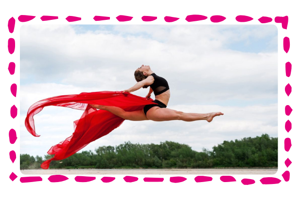 kobieta wykonująca skok szpagatowy
