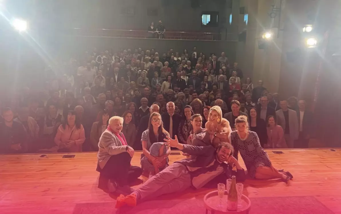 Zdjęcie do Wiecz&oacute;r pełen uśmiech&oacute;w i pozytywnej energii z Teatrem TeTaTeT