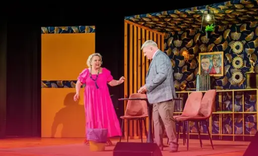 Miniatura wpisu - aktorzy teatru TeTaTet odgrywający scenę ze spektaklu 'Szczęściarze'