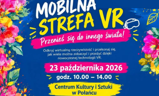 Plakat promujący wydarzenie „Mobilna Strefa VR” organizowane przez Centrum Kultury i Sztuki w Połańcu we współpracy z Eneą, w ramach Forum Seniora „Aktywnie Mocni”. Na plakacie znajdują się zdjęcia przedstawiające kobietę, mężczyznę i młodą osobę korzystających z gogli wirtualnej rzeczywistości i kontrolerów VR. Tło jest niebieskie, ozdobione kolorowymi kwiatami, zielonymi liśćmi i różowymi oraz żółtymi akcentami. Hasło wydarzenia brzmi: „Przenieś się do innego świata!”. Wydarzenie odbędzie się 23 października 2026 roku w godzinach 10.00–14.00 w Centrum Kultury i Sztuki w Połańcu. Plakat zachęca do odkrywania możliwości nowoczesnej technologii VR.