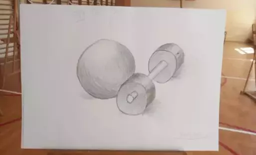 Szkic rysunku postawiony ma palecie w sali gimnastycznej, na rysunku narysowano sztangę i kulę.