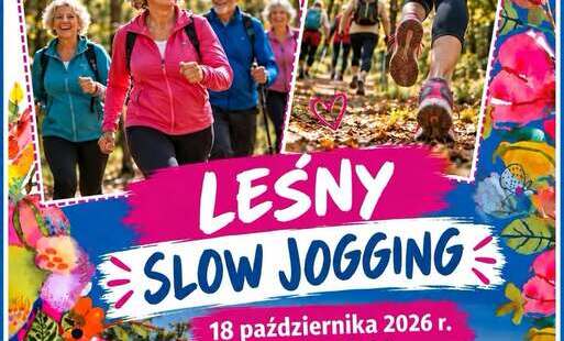 Plakat Centrum Kultury i Sztuki w Połańcu zaprasza na wydarzenie „Leśny Slow Jogging” w ramach Forum Seniora z Eneą, Spotkanie odbędzie się 18 października 2026 roku o godzinie 10.00. Uczestnicy spotkają się na Kopcu Kościuszki. Zajęcia poprowadzi Alina Świtek. Na plakacie dominują kolory różowy, granatowy, biały i jesienne barwy natury.
