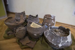 Fragmenty grobów ciałopalnych grupy tarnobrzeskiej