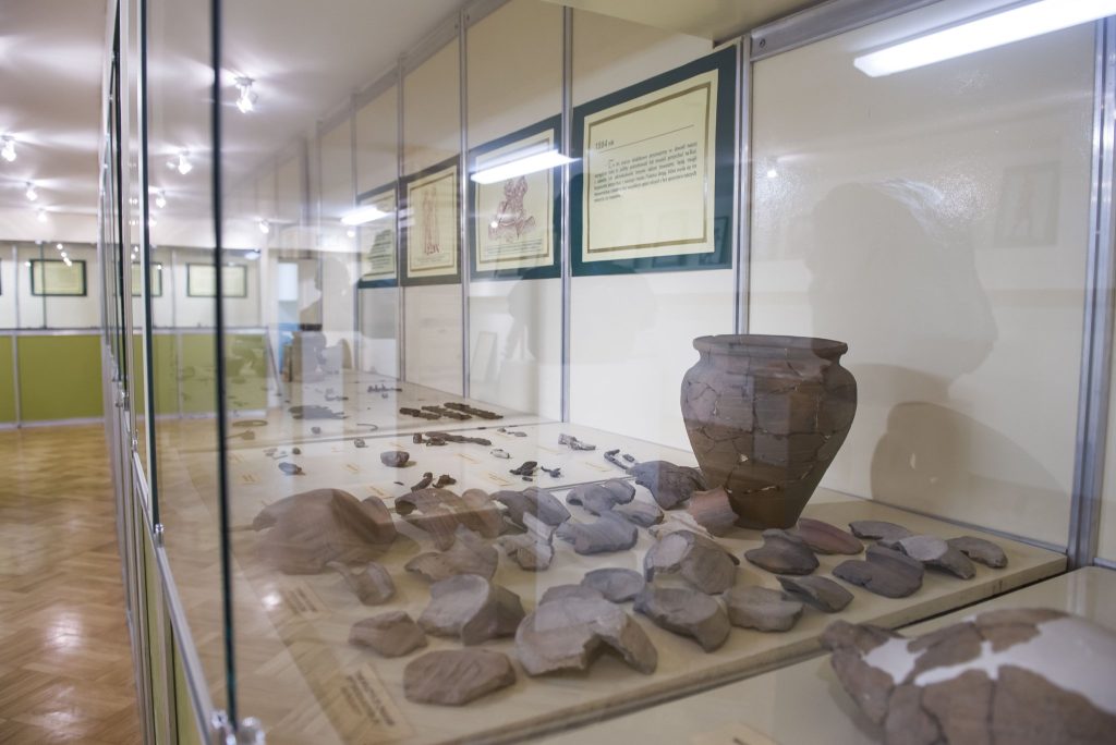 Na zdjęciu gablota z fragmentami wystawy archelogicznej