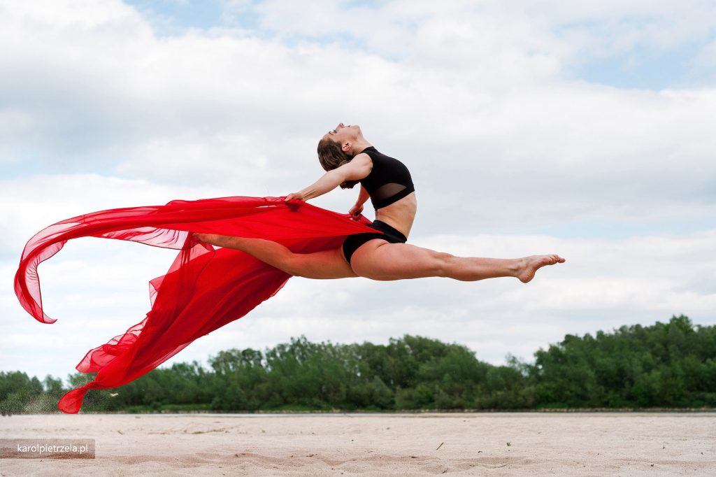 Zdjęcia przedstawia tancerkę wykonującą skok szpagatowy