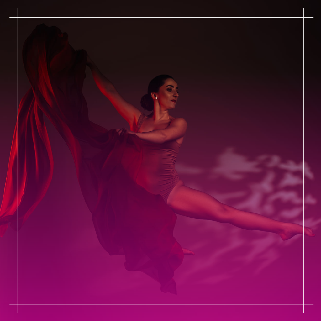 Zdjęcie przedstawia kobietę w tanecznej pozycji - skoku szpagatowym