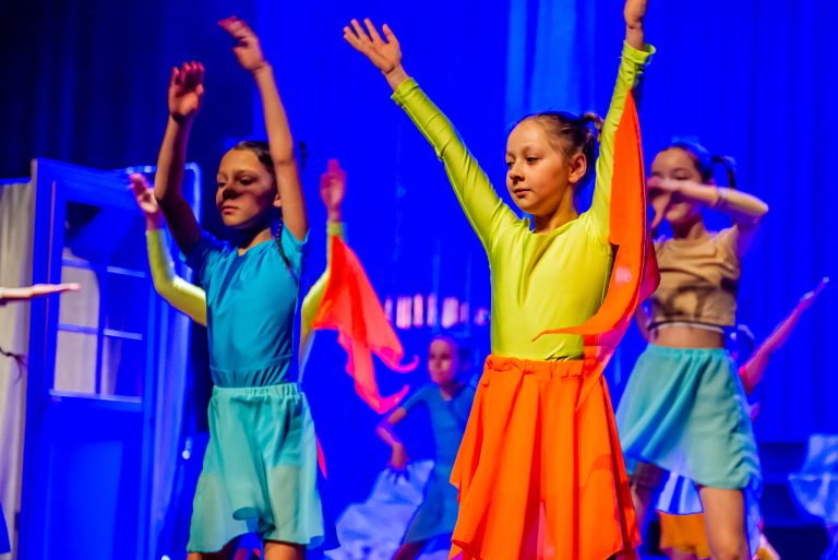 Widowisko taneczno-muzyczne "Mam tę moc" - tańcząca grupa dziewczynek