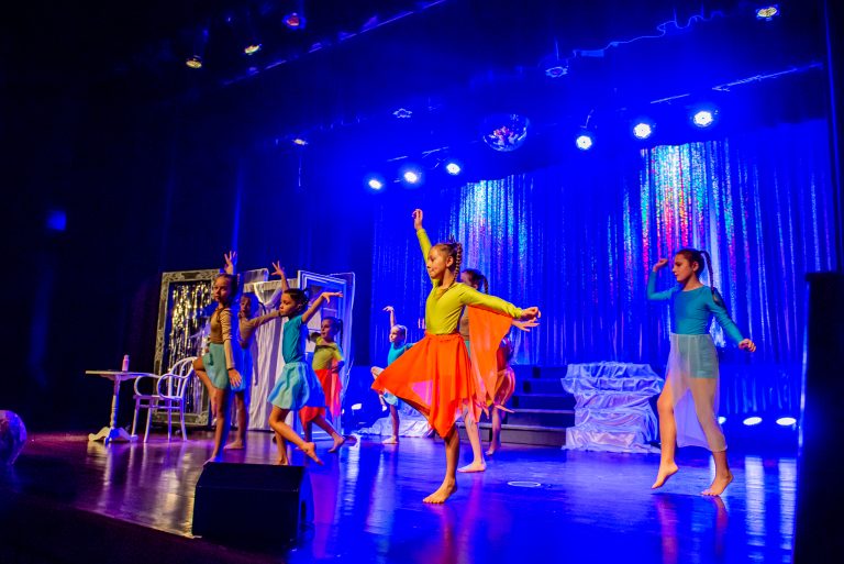 Widowisko taneczno-muzyczne "Mam tę moc" - tańcząca grupa dziewczynek