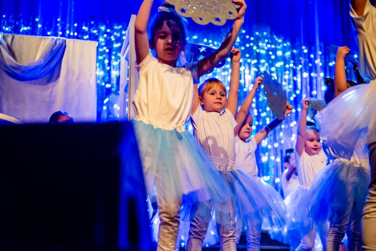 Widowisko taneczno-muzyczne "Mam tę moc" - tańcząca grupa małych dziewczynek