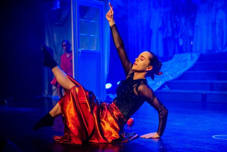 Widowisko taneczno-muzyczne "Mam tę moc" - tańcząca dziewczyna w czarno-czerwonym stroju